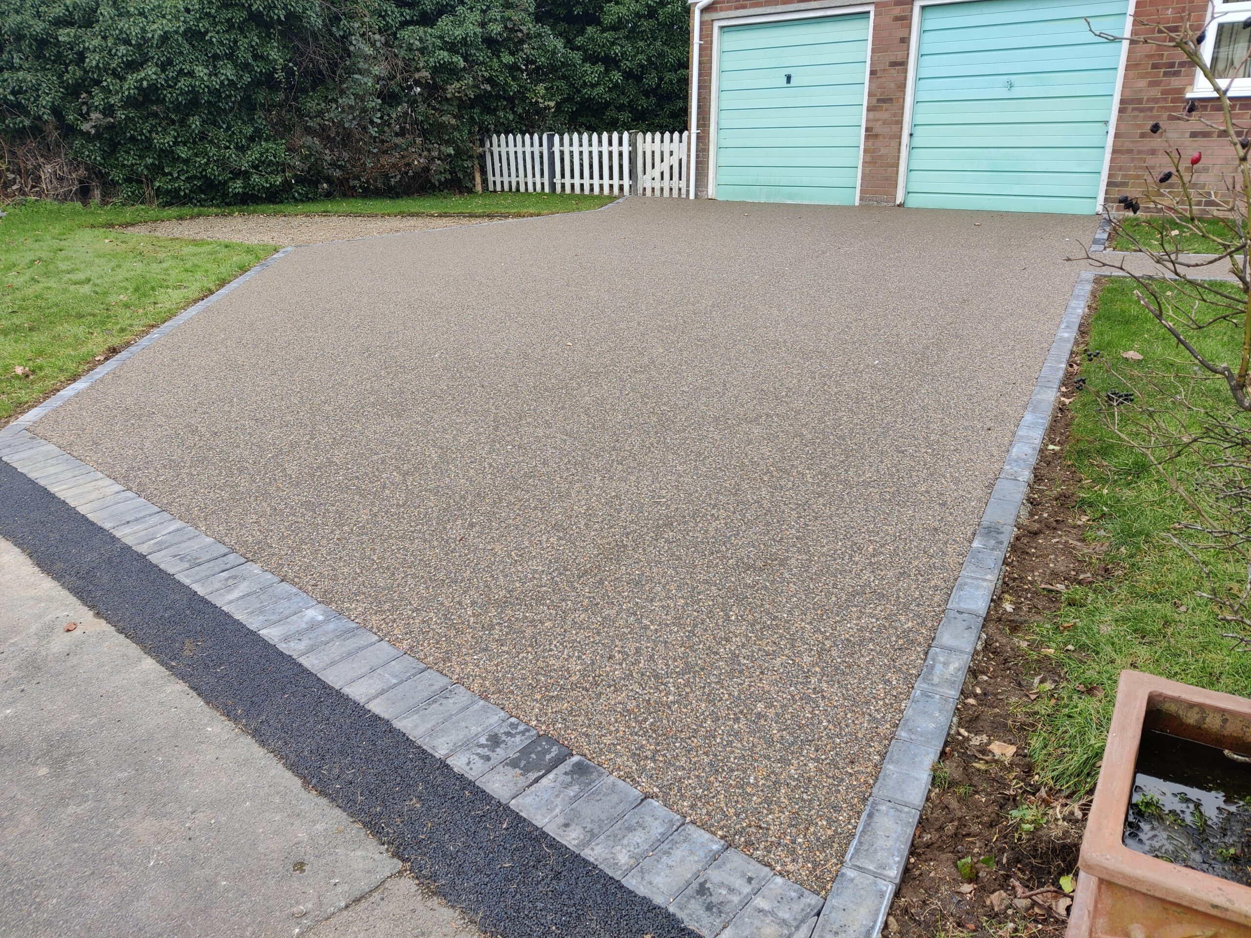 Resin bound driveway with a smooth, seamless surface