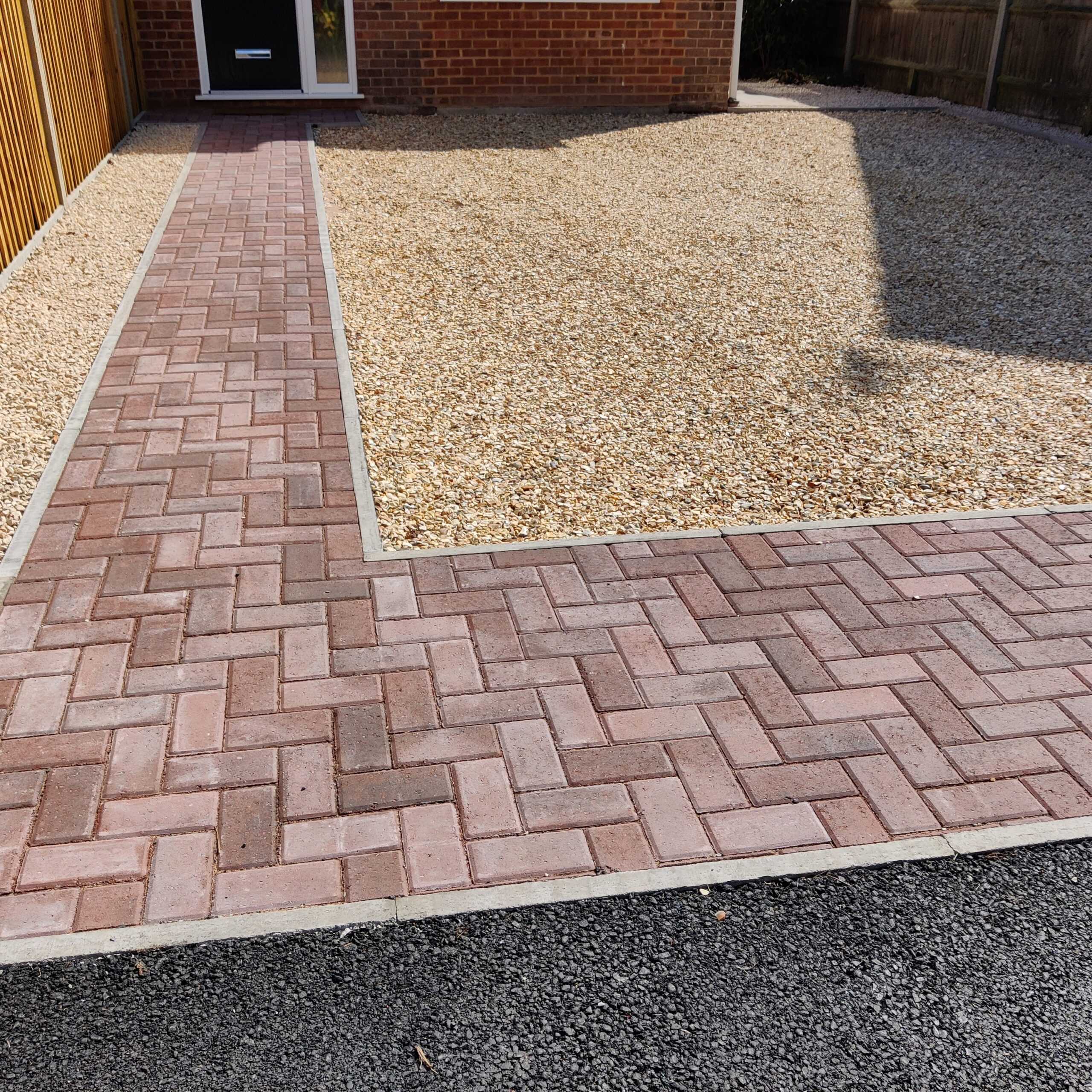Gravel driveway with edging containing the stone